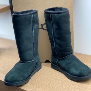 UGG: Kids Classic Tall black size 2